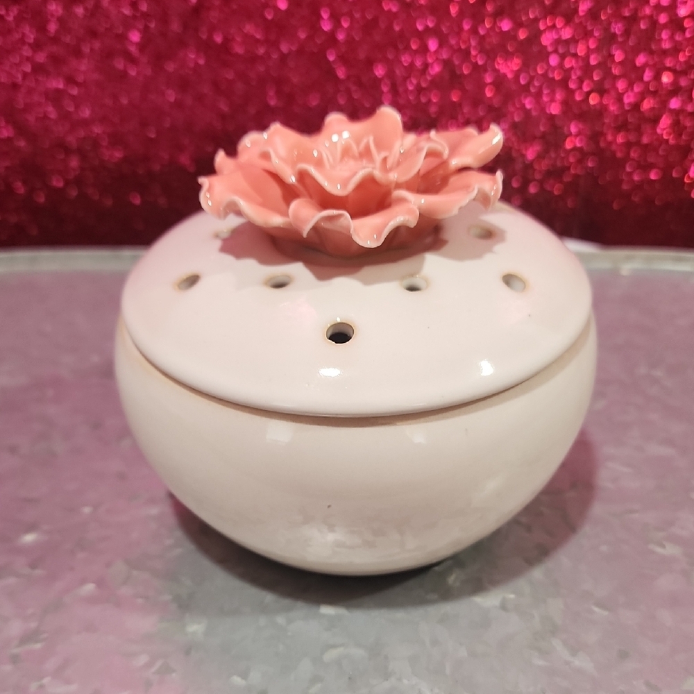 Scentsy In Bloom Warmer - Cream with Coral Flower
